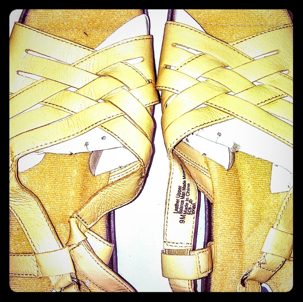 Dr. Scholl's Cream Leather Sandals